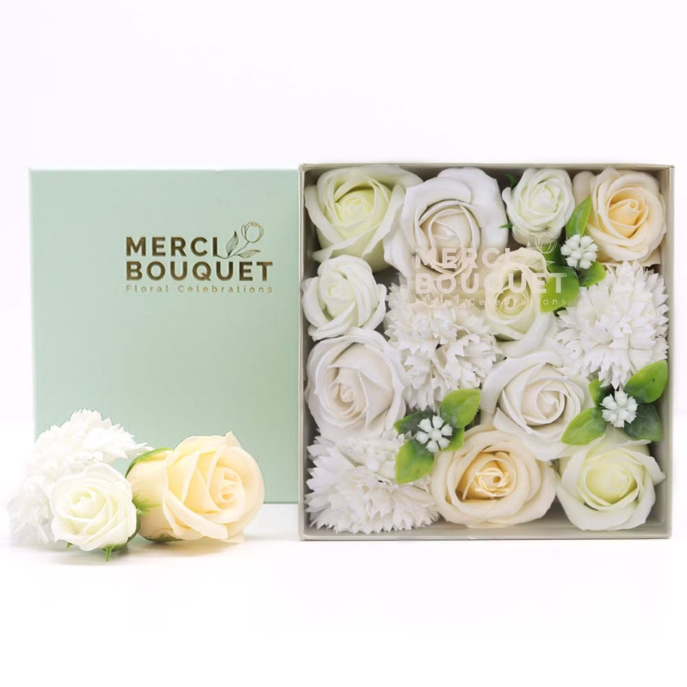 Dárkový box mýdlových květů čtverec - bílá, champagne
