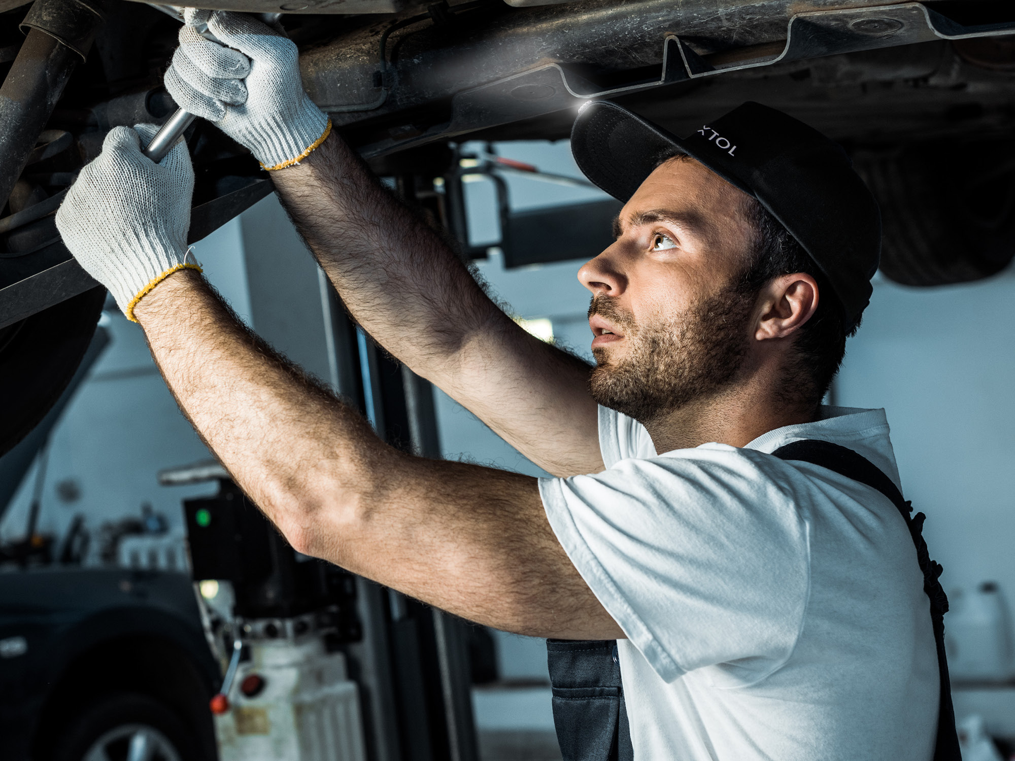 Kšiltovka s LED světlem 25lm nabíjecí černá