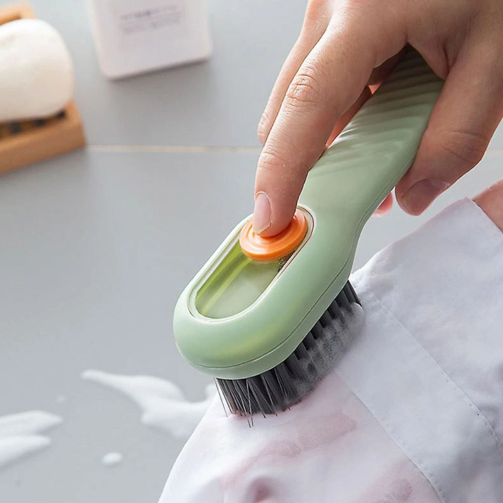 Čistící kartáč s dávkovačem