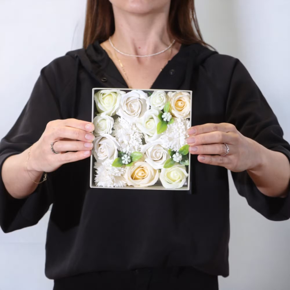 Mýdlové květy čtvercový box - bílá, champagne