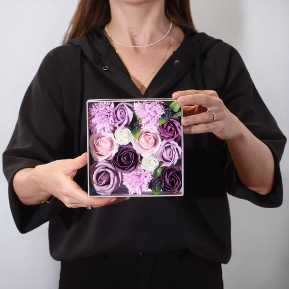 Dárkový box mýdlových květů čtvercový - levandulové růže