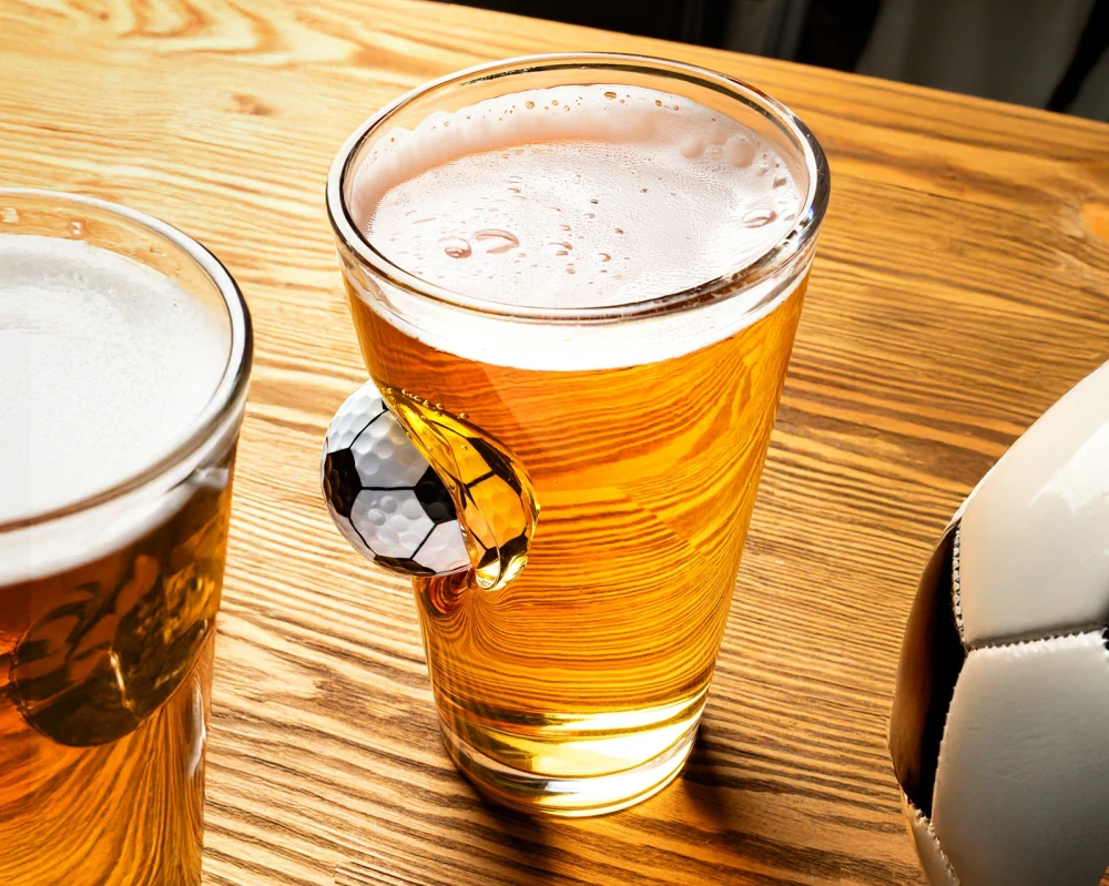 Sklenice s fotbalovým míčem